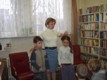 Dvaja hlavní detskí herci s pani knihovníčkou PhDr. S. Fialovou